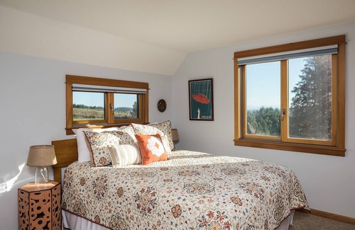 Sherwood Other | Vineyard Farmhouse Stay with Mt. Hood Views. Spacious and Ideal for Large Groups