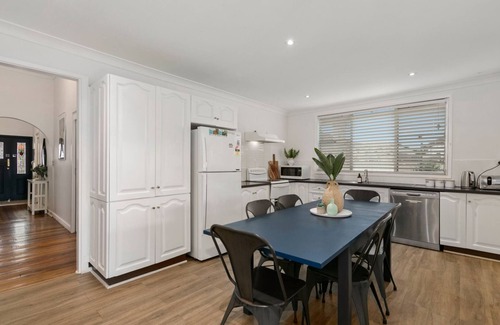 Cessnock House | Vino Poolhouse – A Perfect Blend of Comfort and Style