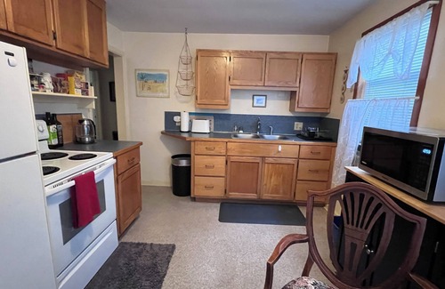 South Hills Cottage | Vintage 2-bedroom cottage in Friendly neighborhood of Eugene with WiFi & AC