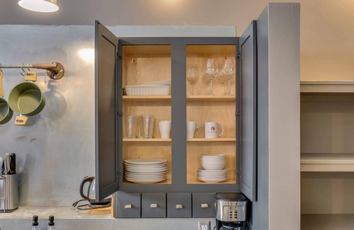 Central City Apartment | Vintage Boho Retreat | Covered Parking | Gym | DT