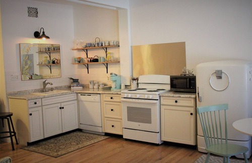 Jim Thorpe Apartment | Vintage Charm Studio: Unique Retreat on the East Side