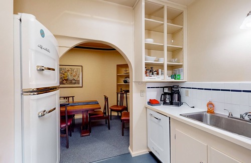 Downtown Apartment | Vintage downtown apt with balcony, W/D, streaming, kitchen & close to the ocean