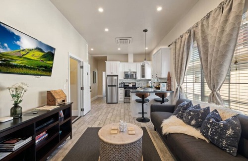 Midtown Sacramento Apartment | Vintage Flat | Mins to Golden 1 Center, Capitol