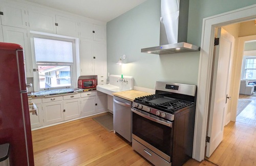 Union Park Apartment | Vintage modern craftsman charmer - upper level duplex close to everything