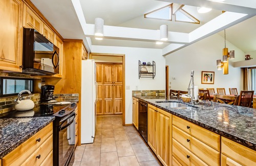 Deer Park House | Vintage mountain home w/private hot tub & SHARC access - dogs welcome