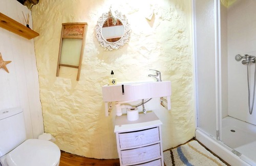 Horta Apartment | Vintage Studio in a Cottage 'Casa Anjos Cottage' with Sea View, Private Terrace and Wi-Fi