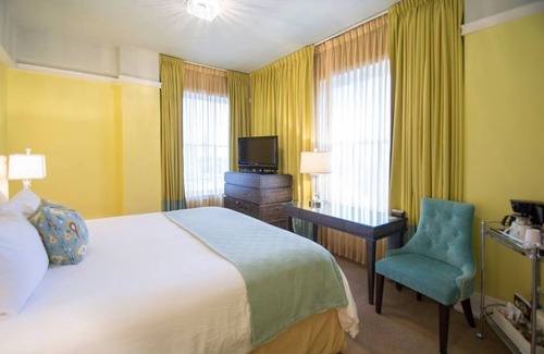Goose Hollow Hotel | Vintage Style Hotel with Pop-Up Cinema! Three Relaxing Units, Pet-friendly!