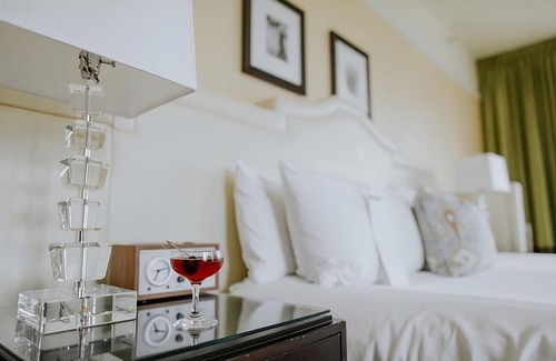 Goose Hollow Hotel | Vintage Style Hotel with Pop-Up Cinema! Three Relaxing Units, Pet-friendly!