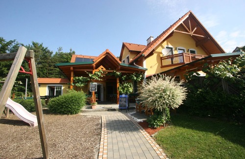 Loipersdorf bei Fuerstenfeld Apartment | VISITING THE WINZER in the thermal spa and wine region