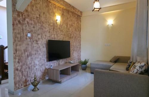 Gurudeniya House | Vithum Villa - Kandy Home with Balcony View and Parking