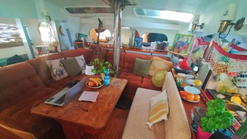 Marseillan Boat Rental | Vivez une expérience insolite sur notre grand catamaran de 12m au mouillage en face de Marseillan