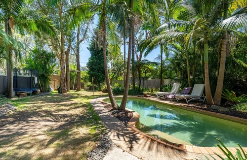 Gwandalan House | Vivid Sanctuary by Lake Beach, heated Pool EV Charger Fireplace 1hr from sydney
