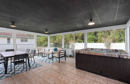 Catalina House | Vivid Vintage Retreat 3800 sq ft w/Garage Arcade