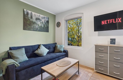 Schmoeckwitz Apartment | Vorstadtoase für 3 - Badewanne, Queensize-Bett, Netflix, Parken, Nähe BER