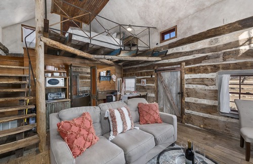 Fredericksburg Cabin | Voted Most Romantic! 1800's Peach Cabin/Close to Downtown/Hot Tub/Peaceful!