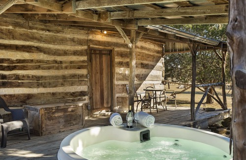 Fredericksburg Cabin | Voted Most Romantic! 1800's Peach Cabin/Close to Downtown/Hot Tub/Peaceful!