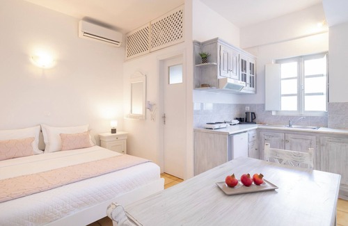 Kamari House | Vrachia Studios & Apartments