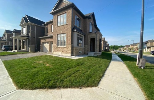 Brampton House | VRBO 6 Queen Beds in 6 Bedrooms with 3 Bedrooms Having Attached Bath