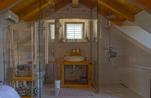 Cove Tri Zala (Zrnovo) Bed & Breakfast | Vrnik Arts Club