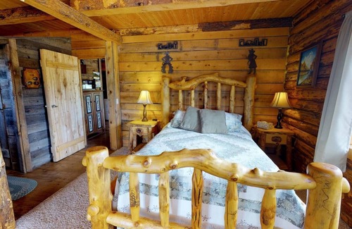 Monticello Resort | W-W: Western Town Retreat, 2 Cabins & Bardominium