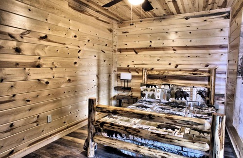 Gatlinburg - Pigeon Forge Resort | Wagon Wheel is a stunning log cabin located a short drive from Dollywood