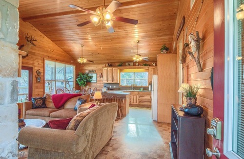 New Braunfels Cabin | Wagon Wheel Rr9084ww 3 Bedroom Home by RedAwning
