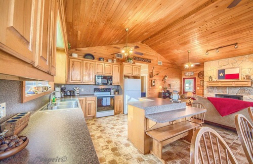 New Braunfels Cabin | Wagon Wheel Rr9084ww 3 Bedroom Home by RedAwning