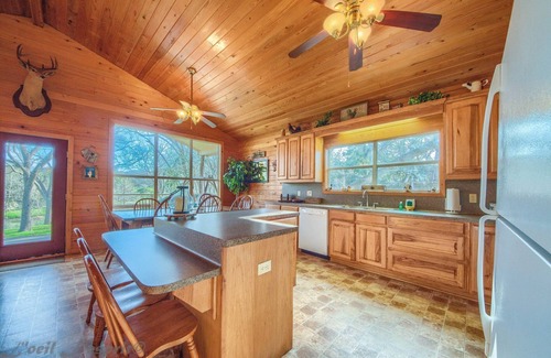 New Braunfels Cabin | Wagon Wheel Rr9084ww 3 Bedroom Home by RedAwning