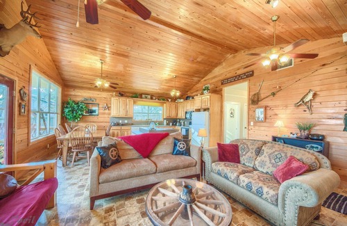 New Braunfels Cabin | Wagon Wheel Rr9084ww 3 Bedroom Home by RedAwning