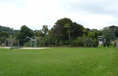 Surfdale House | Waiheke Wonder - 20 steps across park to beach