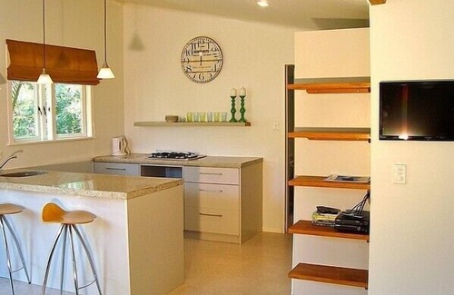 Palm Beach Cottage | Waiwurri - Waiheke Holiday Home