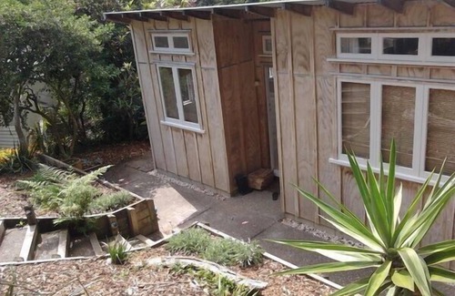 Palm Beach Cottage | Waiwurri - Waiheke Holiday Home