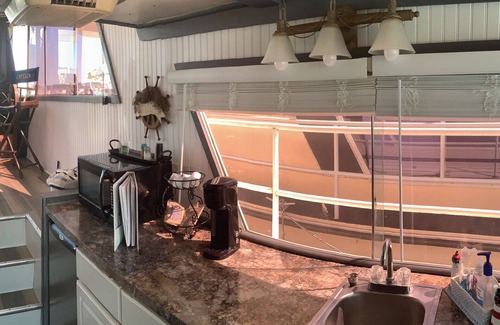 Port Clinton Boat Rental | Wake up ON the lake aboard Island King