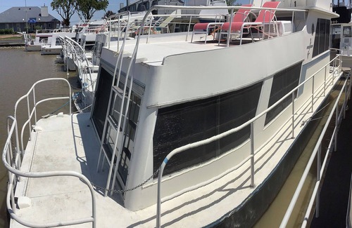 Port Clinton Boat Rental | Wake up ON the lake aboard Island King
