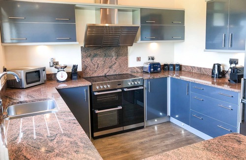 Marhamchurch Apartment | Wake Up To Outstanding Rolling Countryside Views, Underfloor Heating, Spa Bath