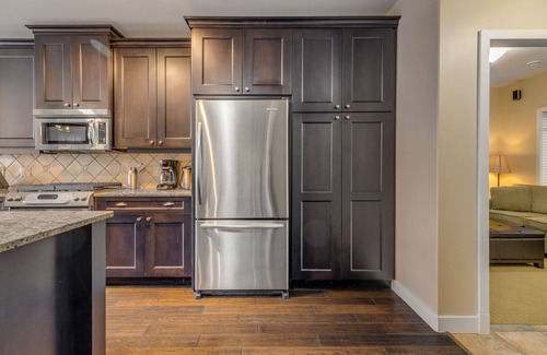 Westbank Condo | WAKE UP TO THIS! 5⭐️ 3 BDRM WATERFRONT! POOL,HOTTUB, BOAT LIFT AVAIL.