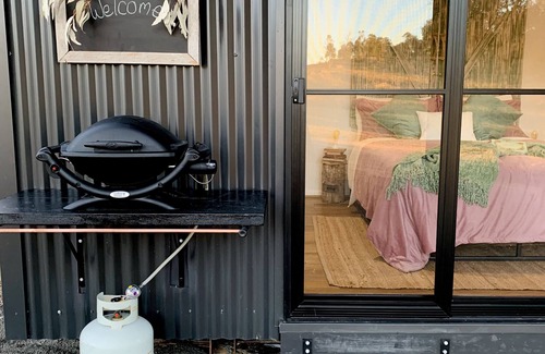 Frog Rock Cabin | Wake with the Kangaroos: Sunrise Cabin Escape in Mudgee