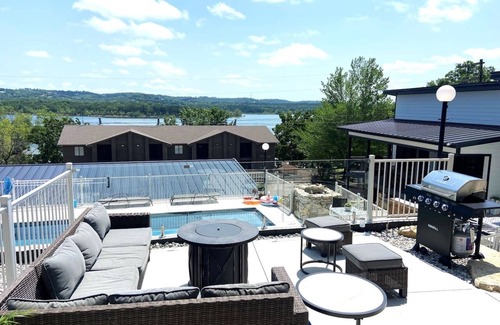 Indian Point Villa | Walk-in Villa with Heated Pool, Game Room, Epic Views, 3 min from SDC