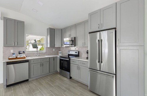 Lauderdale-by-the-Sea Resort | WALK TO BEACH - HEATED POOL - HOT TUB - MONTHLY SPCLS - H3