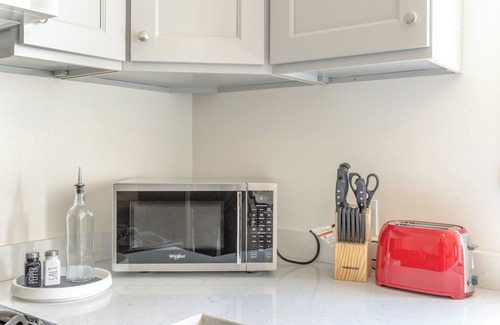 Pill Hill Apartment | Walk to BART- SF in minutes & Off Street parking
