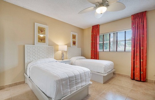 Barrier Island Resort | Walk to Beach and Strip- 2 bedrooms, and WiFi in Fort Lauderdale
