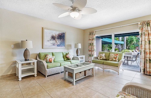 Barrier Island Resort | Walk to Beach and Strip- 2 bedrooms, and WiFi in Fort Lauderdale