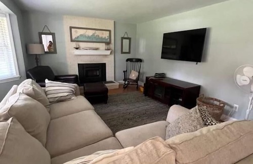 Kennebunk House | Walk to Beach and Dock Square