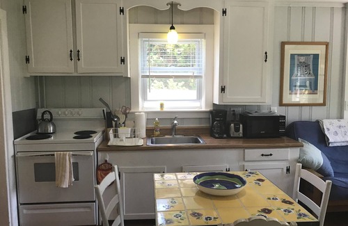 Newport East Cottage | Walk to Beach from adorable vintage cottage!