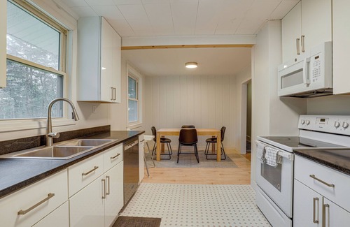 Manistee House | Walk to Beach & Lake Michigan: Manistee Bliss!