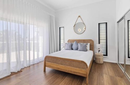 Emerald Beach House | Walk to Beach, Views, Large Outdoor Fire pit, Pet-Friendly