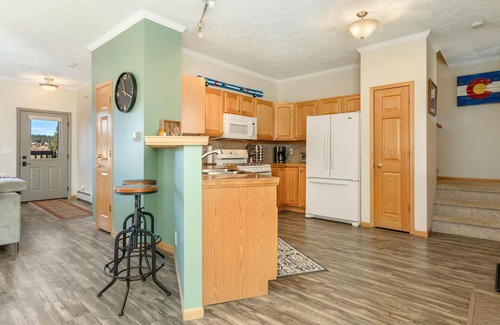Summit Cove House | Walk to Dining, Relax in Hot Tub. Enjoy Lake/Mountain Views. Central to World-Class Skiing/Trails