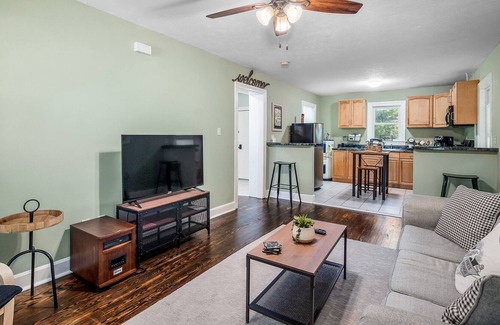 Aiken Cottage | Walk to Downtown Aiken ~ Discount for 30+ day stays ~ Crooked Tree Cottage