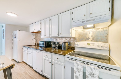 Albany Apartment | Walk to Downtown Albany: Ten Broeck Triangle Apt!