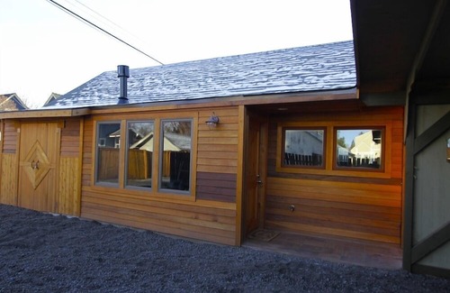 River West Cottage | Walk to downtown and amphitheater